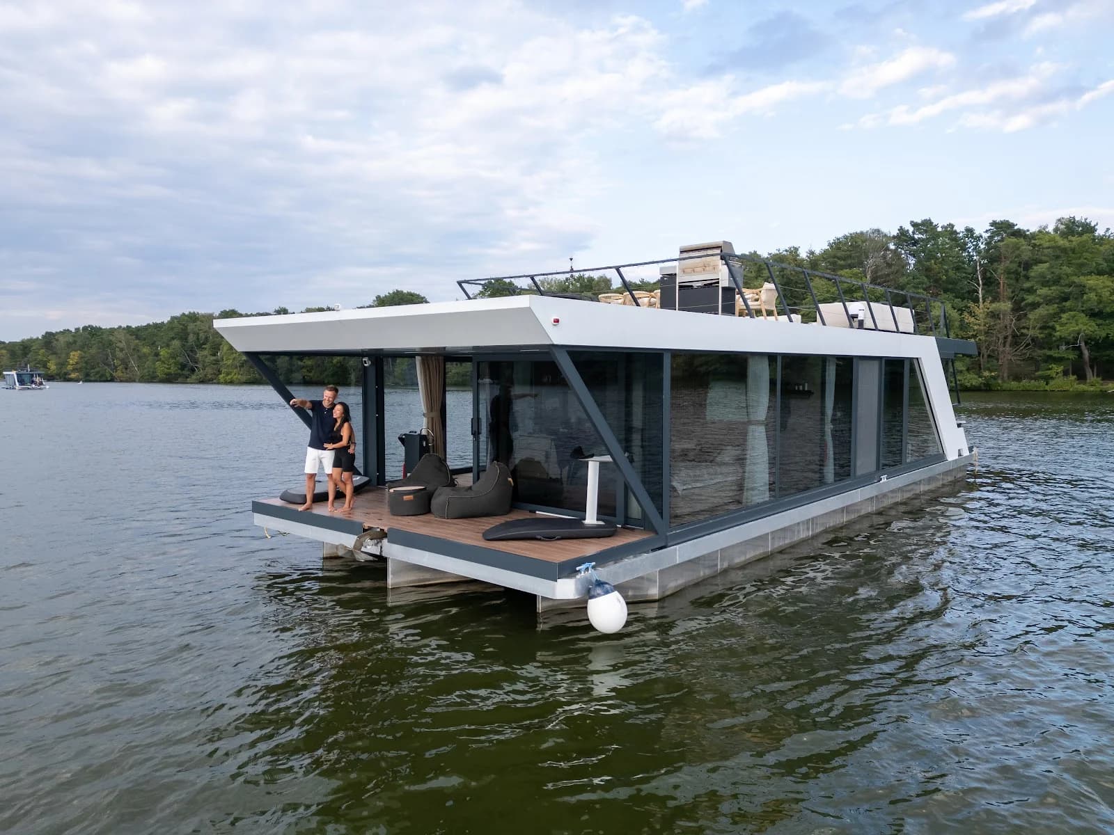 Gesamtansicht der Shared Horizon Eventlocation, Hausboot am Wasser Berlin-Schmöckwitz