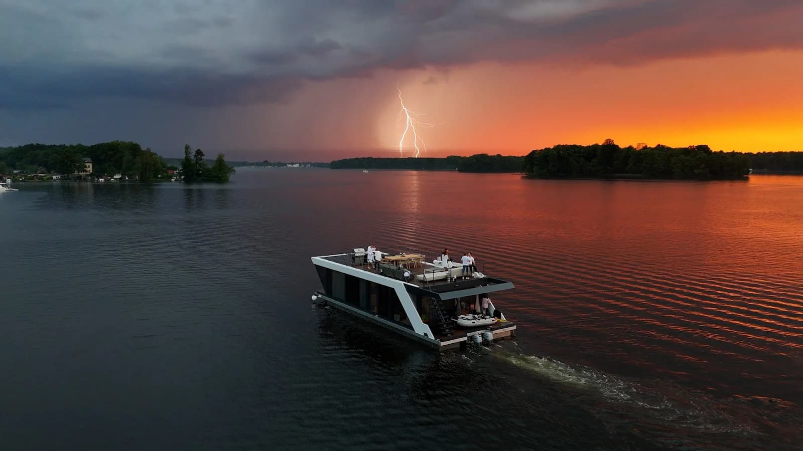 Shared Horizon Hausboot von außen, Eventlocation in Berlin-Schmöckwitz am Wasser