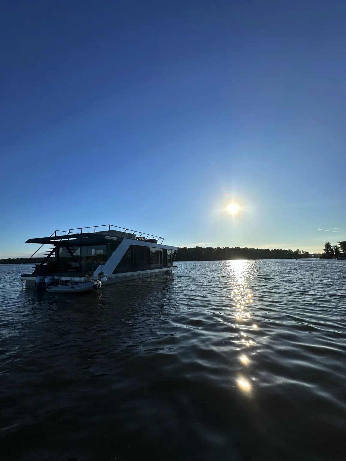 Neues Hausboot Shared Horizon — Außenansicht der Eventlocation Berlin-Schmöckwitz