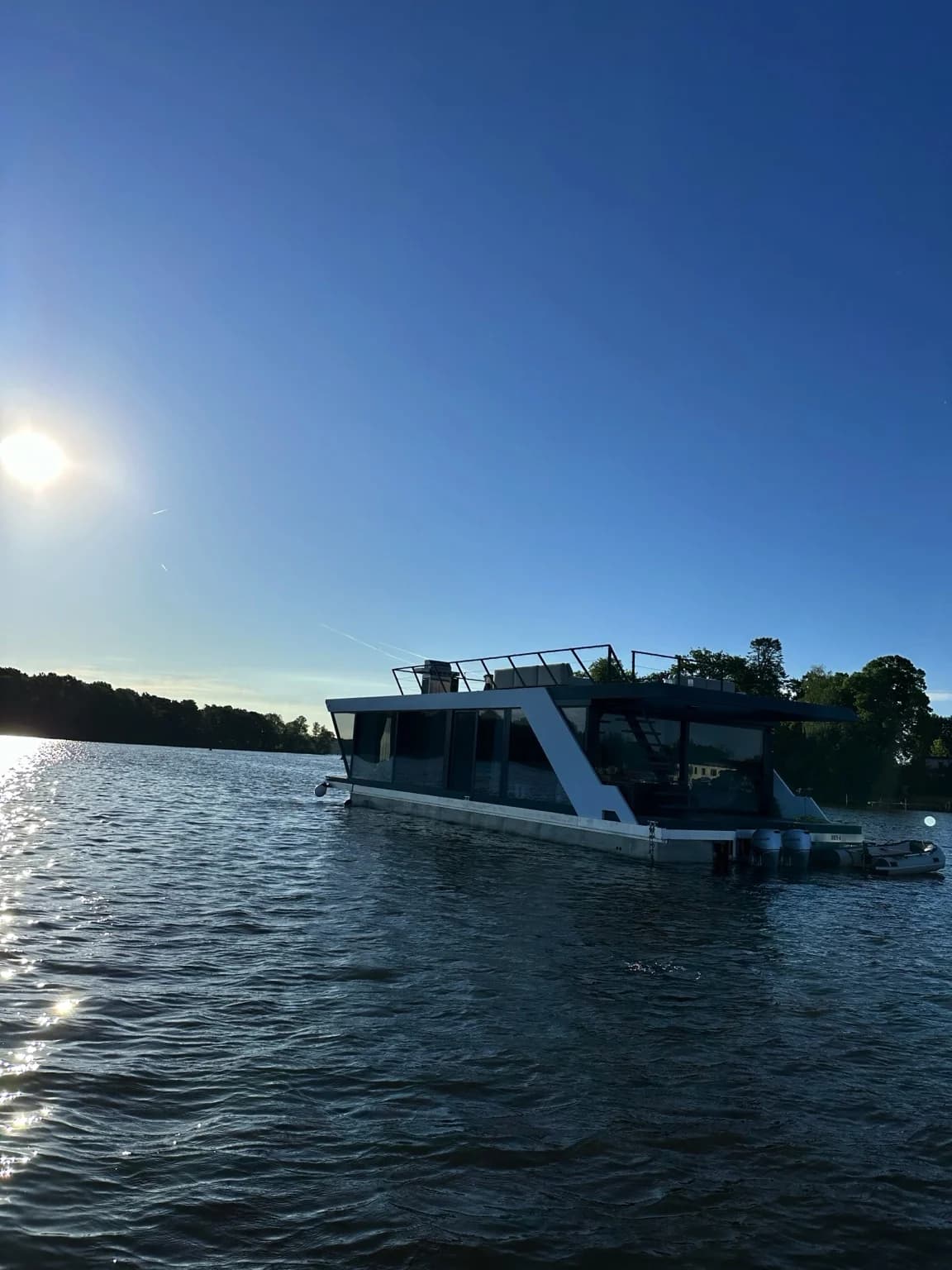 Shared Horizon am Yachthafen Berlin-Schmöckwitz, Eventlocation vom Wasser aus gesehen