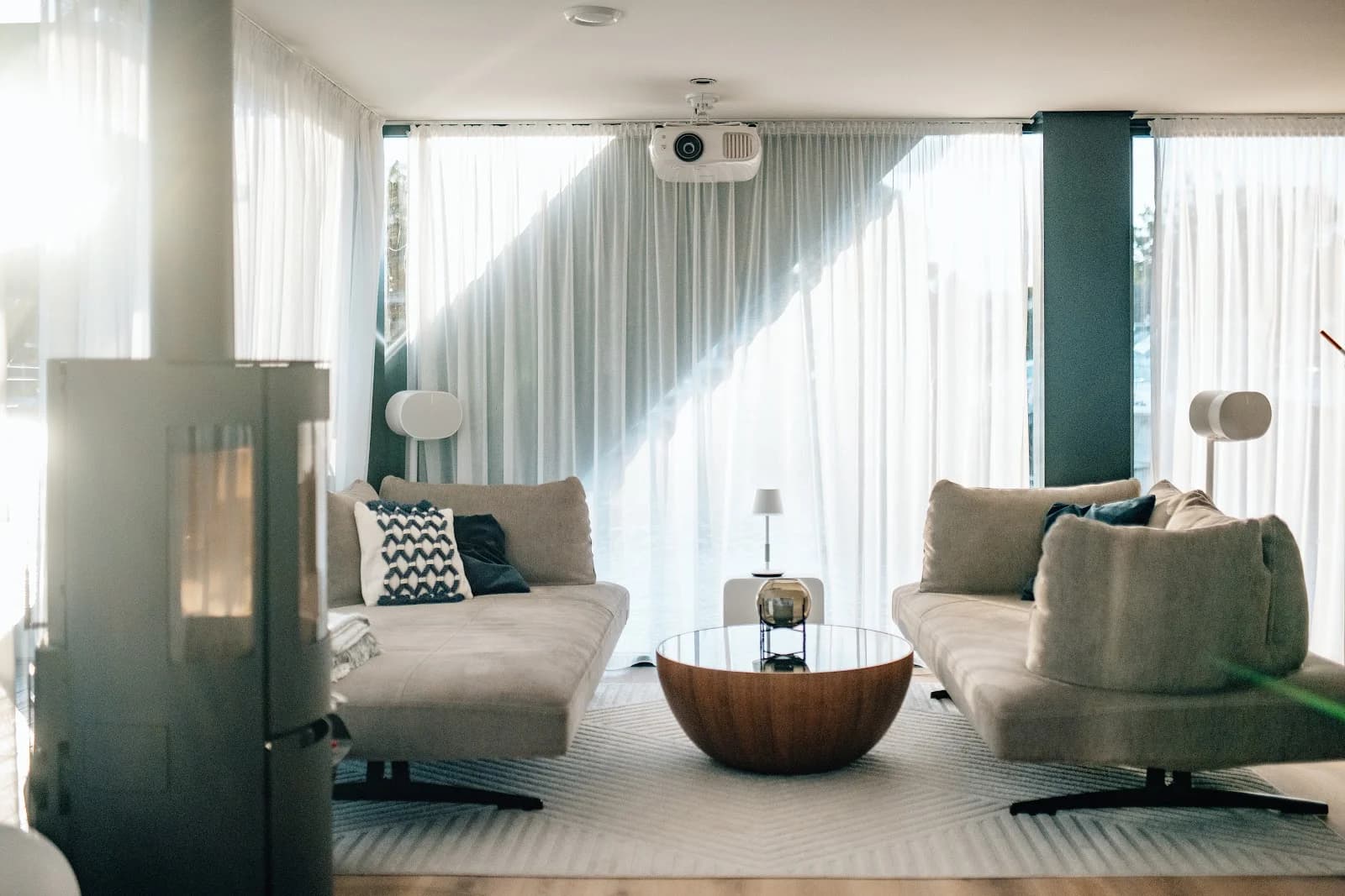 Gemütlicher Lounge-Bereich der Shared Horizon HBY 90 in Berlin